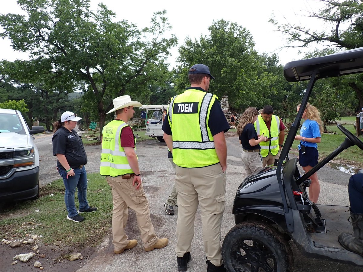 TDEM's tweet photo. More than 20 Texas state agencies are engaged in the state’s flood response across multiple communities.

Thousands of responders and pieces of equipment are deployed in support of local response efforts, including boats, helicopters, K9 teams, and damage assessment teams.

#txwx https://t.co/PLLu2RLZdW
