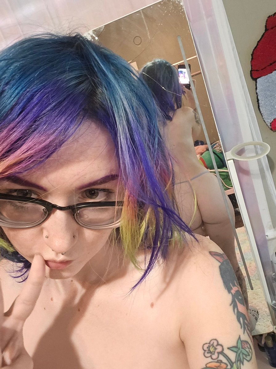 lil_lameo's tweet image. Panty reveal of the day is it's just string because i need to do laundry