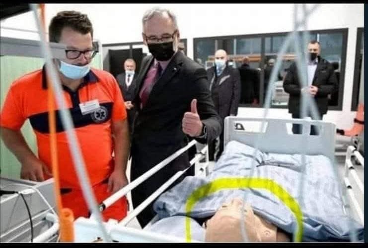 Truffa//Covid 

Ciak, motore, azione! 😂😂😂

Il manichino è tutto ok! 👍🤡