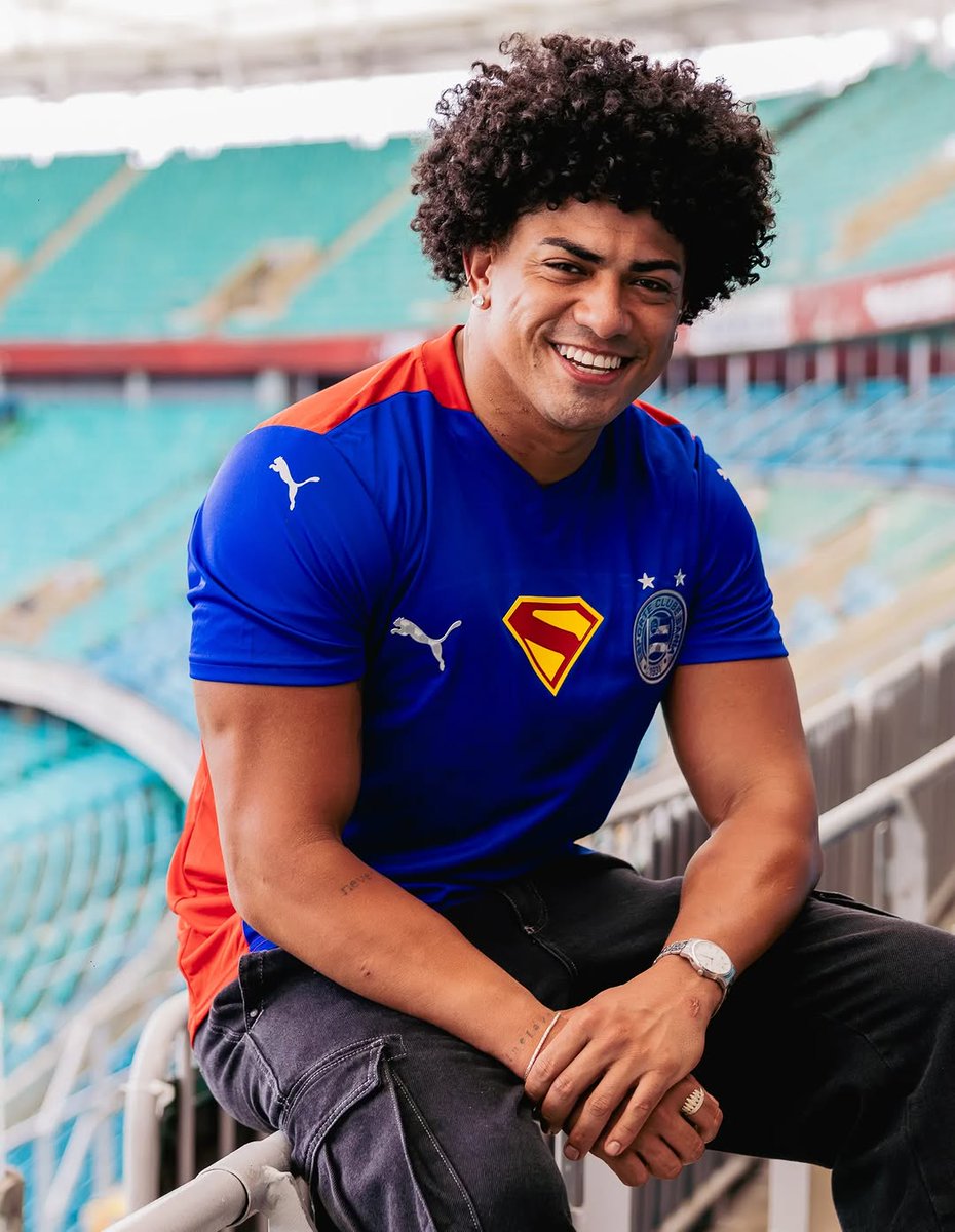 Je rêve de voir <a href="/QuentinMengual/">Quentin « Quento » Mengual</a>, alias Clark Kent porté ce maillot dans <a href="/HorsJeuTwitch/">Hors Jeu ⚽</a> ✌🏻🤣