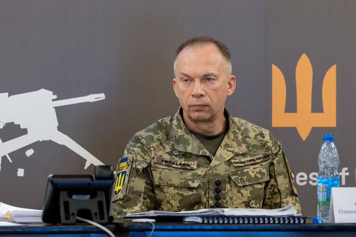 CinC_AFU's tweet image. Комплектування та підготовка екіпажів, масштабування та набуття спроможностей підрозділів – такі задачі поставлені мною за підсумками чергової наради з питань розвитку безпілотних систем. facebook.com/share/p/1C49NX…