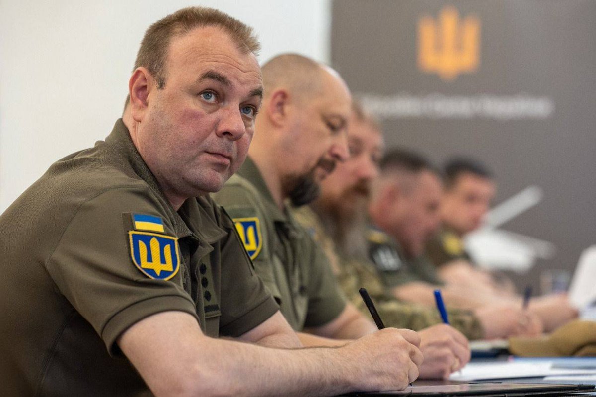 CinC_AFU's tweet image. Комплектування та підготовка екіпажів, масштабування та набуття спроможностей підрозділів – такі задачі поставлені мною за підсумками чергової наради з питань розвитку безпілотних систем. facebook.com/share/p/1C49NX…