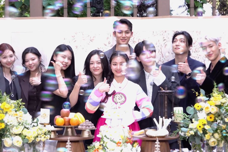 gugugallery's tweet photo. TWICE’s Jihyo celebrates her 20th anniversary at JYP with close friends, including Nayoung and Sejeong! Also spotted were Jeongyeon, Nayeon, SEVENTEEN’s Mingyu and Seungkwan, GOT7’s BamBam, and DAY6’s Sungjin.
•
#구구단 #gugudan https://t.co/5dDnzo88cH
