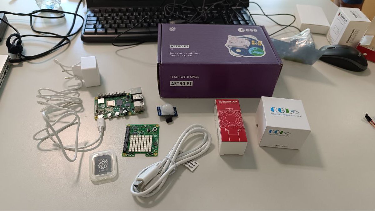 ToniHortal's tweet image. 3a sessió del taller d&apos;#AstroPi, 1a de les 4 dedicades a la Mission Space Lab, de l&apos;#ESEROSummerCamp2025 al #ParqueDeLasCiencias de #Granada. Hem conegut el kit amb els elements electrònics, hem configurat la Raspberry Pi 4 i hem fet els primers programes amb #Python amb #Thonny.