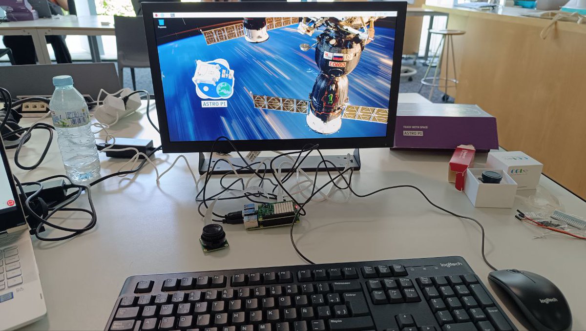 ToniHortal's tweet image. 3a sessió del taller d&apos;#AstroPi, 1a de les 4 dedicades a la Mission Space Lab, de l&apos;#ESEROSummerCamp2025 al #ParqueDeLasCiencias de #Granada. Hem conegut el kit amb els elements electrònics, hem configurat la Raspberry Pi 4 i hem fet els primers programes amb #Python amb #Thonny.