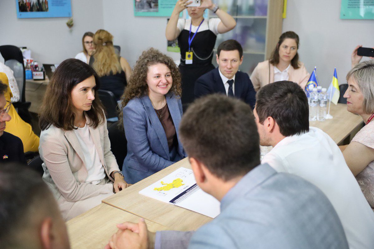 SwissUA's tweet image. Concluding her official visit to 🇺🇦, the President of the 🇨🇭 National Council, Maja Riniker, spent a day in Vinnytsia. 

She visited a center for people displaced from Mariupol and had an opportunity to ride one of the Zurich trams donated to the city.