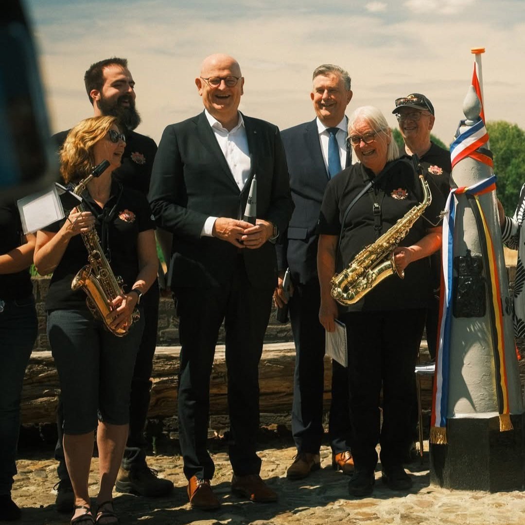 17 jaar lang lag de grens tussen Nederlands en Belgisch Limburg open. Er werd hard gewerkt om de Maas 350 hectare aan extra ruimte te bieden. Met de plaatsing van grenspaal 113 in Maasband is de historische grensafbakening weer in ere hersteld. 
Lees meer: bit.ly/407MxLs