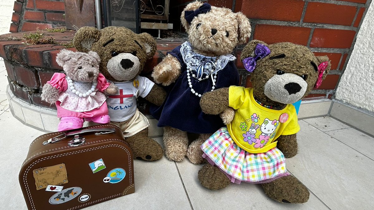 Jacobs_Clan's tweet photo. Cilla "Teddie May is so excited she's jumping up and down on her suitcase!" *giggles* https://t.co/0U2cyawCu1