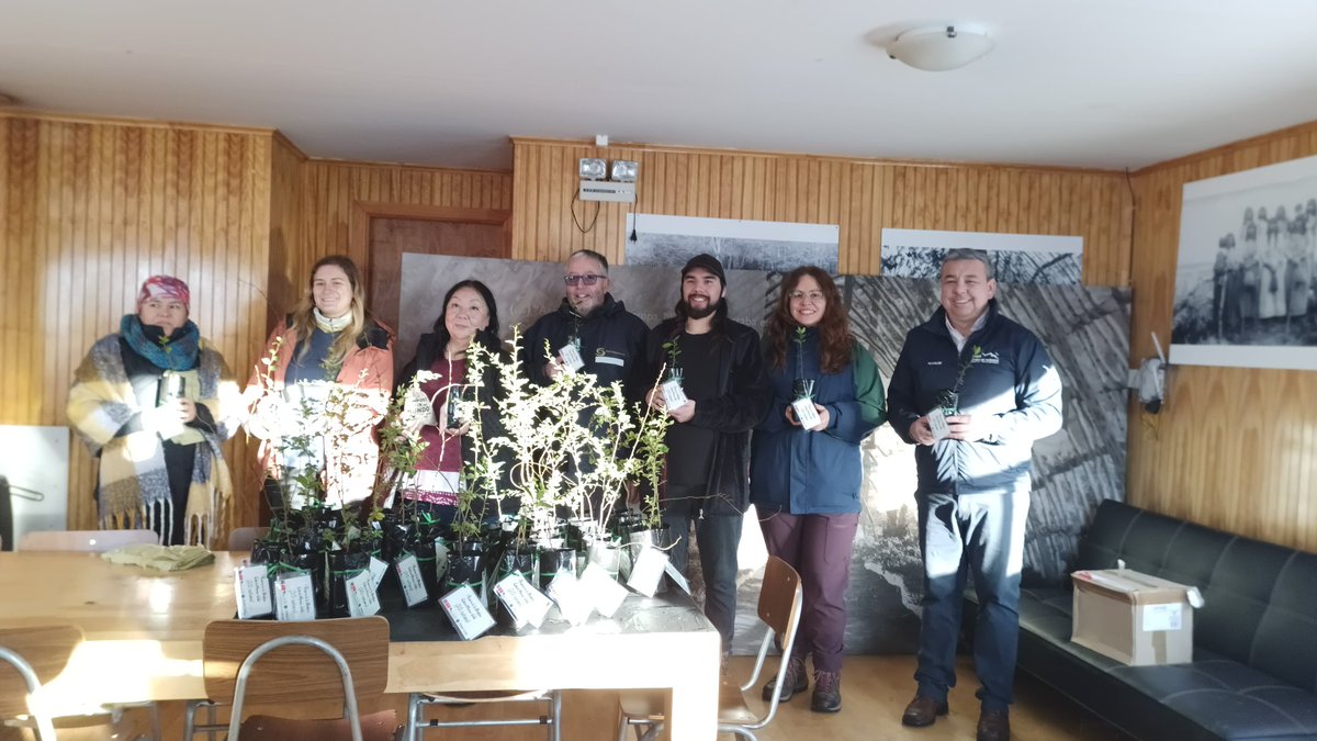 conaf_magalla's tweet image. Al cumplirse 20 años de la Reserva de la Biosfera Cabo de Hornos, designada por la UNESCO, @conaf_magalla entregó a la comunidad de Puerto Williams árboles nativos e informacion preventiva junto a @DPPAntarticaCL,@udemagallanes comunidad yagan y @centrochic @conaf_minagri