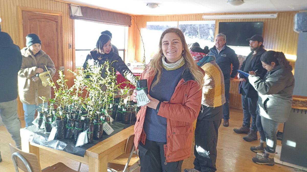 conaf_magalla's tweet image. Al cumplirse 20 años de la Reserva de la Biosfera Cabo de Hornos, designada por la UNESCO, @conaf_magalla entregó a la comunidad de Puerto Williams árboles nativos e informacion preventiva junto a @DPPAntarticaCL,@udemagallanes comunidad yagan y @centrochic @conaf_minagri