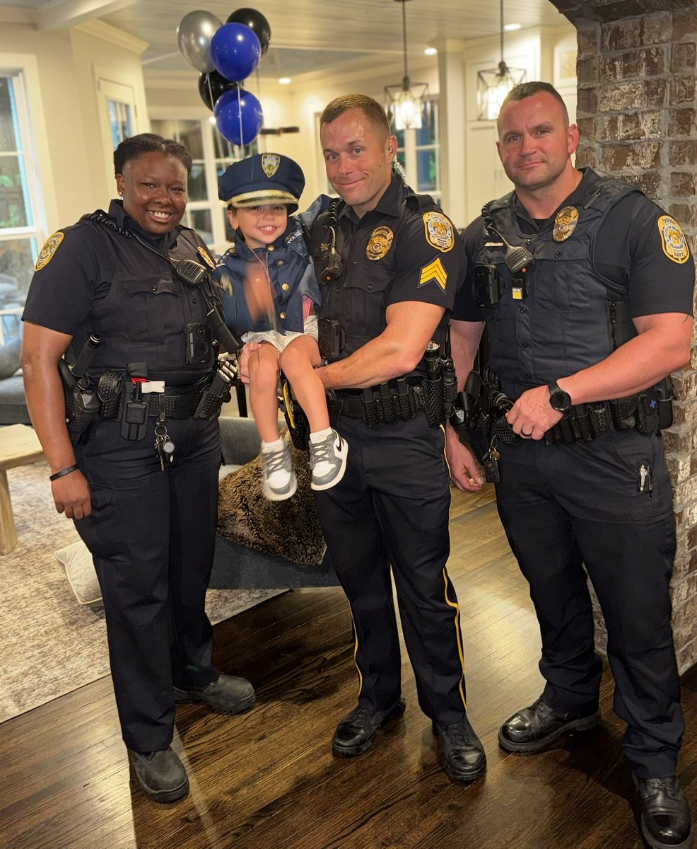 HooverPD's tweet photo. #WaytogoWednesday

#HooverPD visits Ivan for his bday

“We are also so grateful to the Hoover Police for all they did to help make this birthday truly unforgettable...he will cherish the memories forever."
 - Ivan's mom

More -https://t.co/moVMUbw8cf https://t.co/oBY986Pl3a