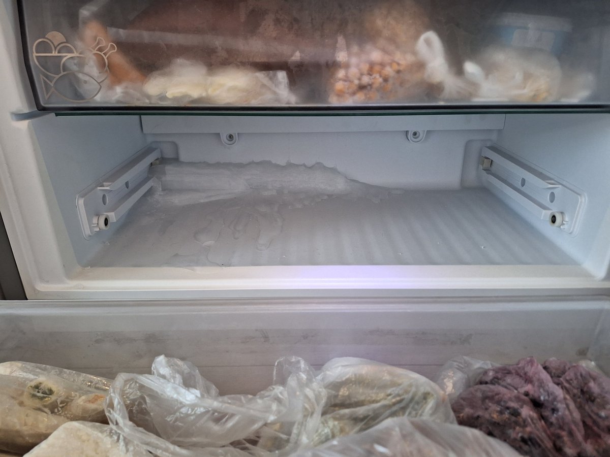 Arçelik buzdolabım aldığım günden beri buzluk kısmında sürekli buzlanma yapıyor.Defalarca arıza bildirimi yaptım servis parça değiştirip gidiyor hala problem devam ediyor garantim var.Çözüm bulun kendinizi rezil ediyorsunuz <a href="/Arcelik_TR/">Arçelik Türkiye</a> <a href="/ticaret/">T.C. Ticaret Bakanlığı</a> <a href="/tuketicifed/">Tüketici Birliği Federasyonu</a> <a href="/ArcelikDestek/">Arcelik Destek</a>