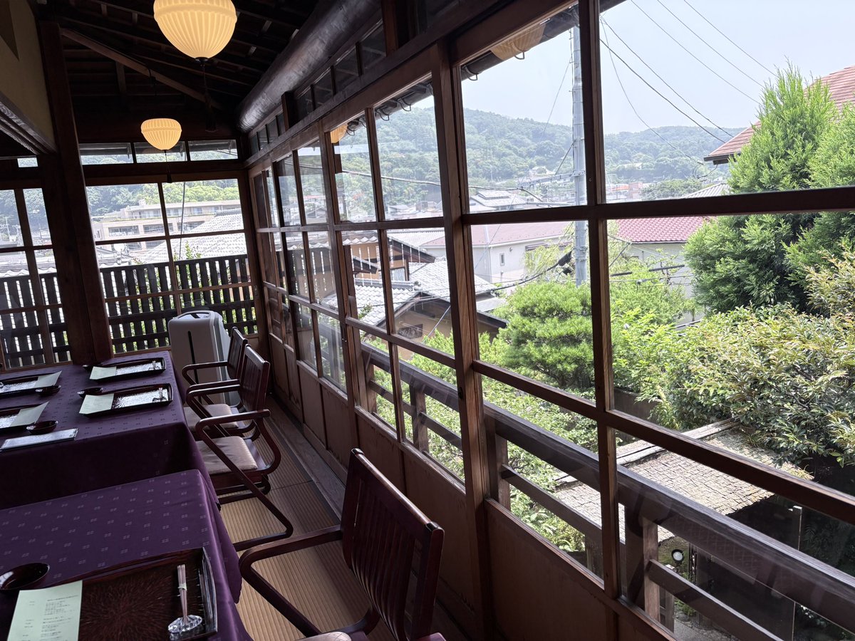 itiryusai's tweet image. 往年の大女優、田中絹代さんの別荘だった古民家が、和食料理店となったそうで、北鎌倉駅から坂道を登り歩き、やっと辿り着きました。お店の前は道が細くて車が通れません。その分素朴。
帰りに鶴岡八幡宮へ今年のぼんぼり祭りのぼんぼりにして頂く作品を届けました。…