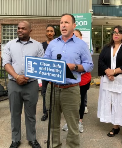 TorontoTenants's tweet image. RentSafeTO Sign Program campaign launch. We’re here with @joshmatlow chrismoiseto @torontoacorn to push for coloured signs on buildings to help promote tenant rights across the city.