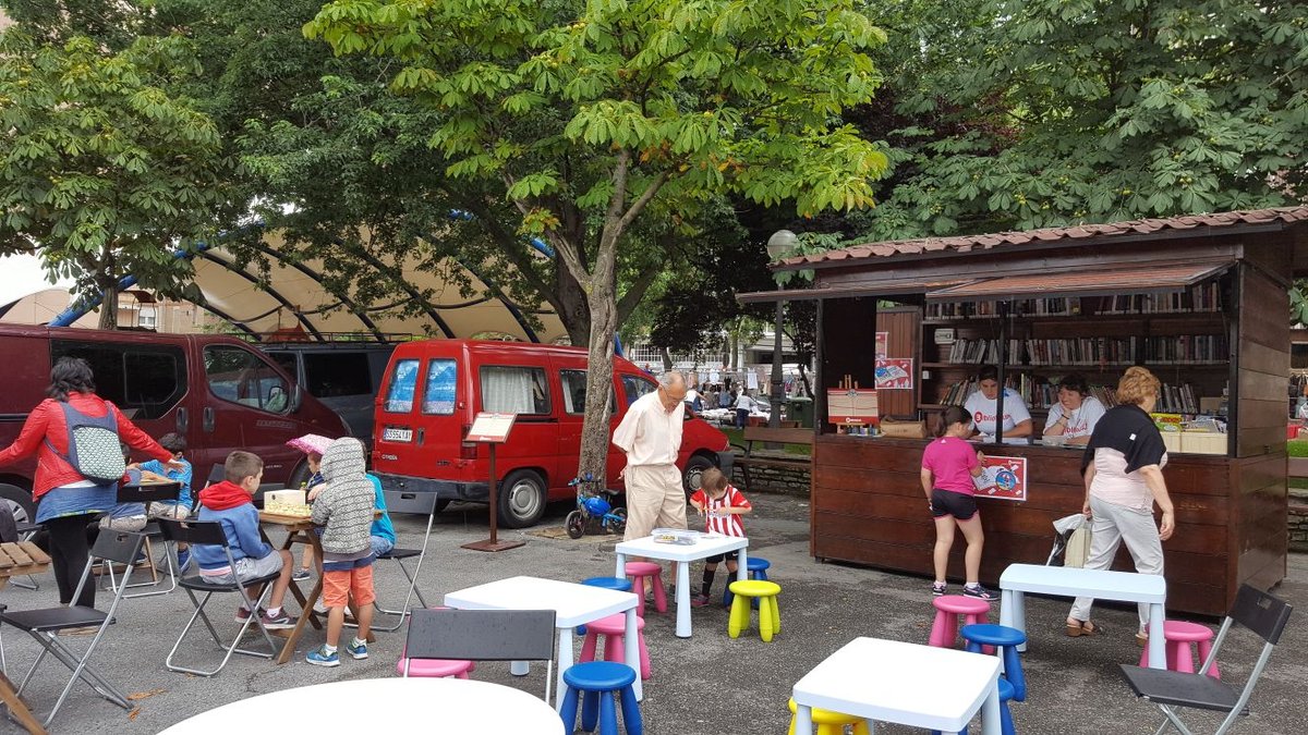 bilbaobib's tweet photo. 📚 ¿Conoces el programa "Udako Liburutegiak"?

📅 Del 30 de junio al 8 de agosto, habilitamos espacios con libros, revistas, periódicos y actividades de animación a la lectura en diferentes plazas de barrios de Bilbao.

ℹ Más información 👉 https://t.co/3fiT6SRZoC https://t.co/EOffVWzs4n