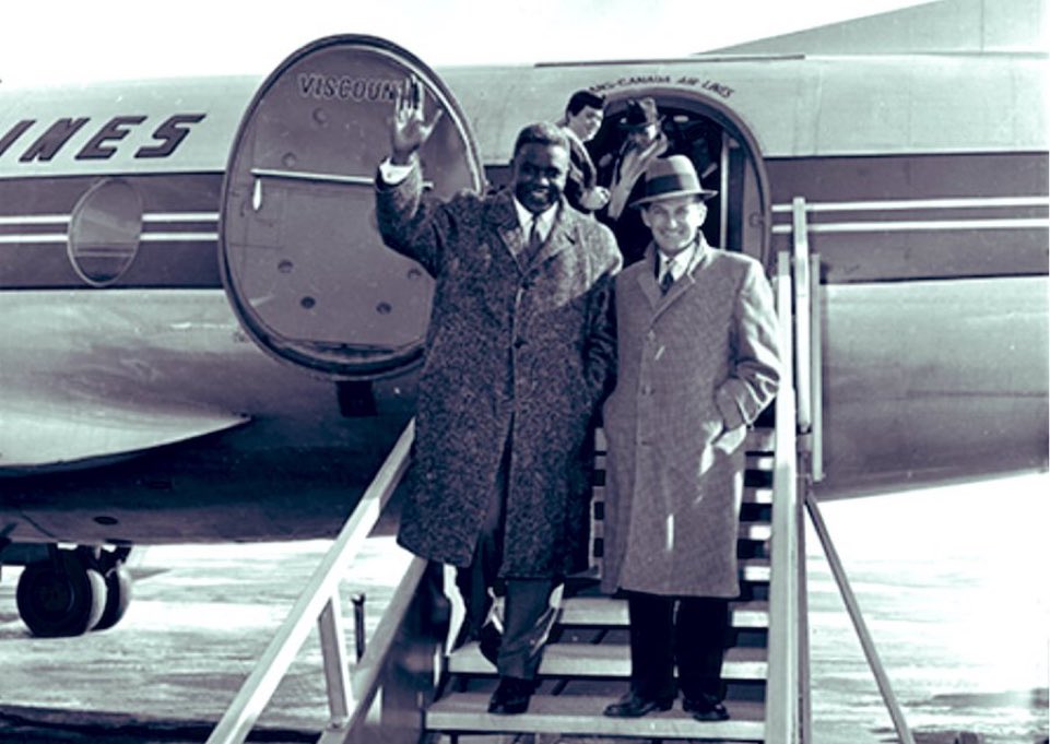 Steve Desroches (@stevedesroches) on Twitter photo Summer fun following <a href="/BlueJays/">Toronto Blue Jays</a> & <a href="/ottawa_titans/">Ottawa Titans</a> baseball 🇨🇦 Here is photo from City of Ottawa archives of Jackie Robinson arriving in Ottawa in 1957. Une partie de notre histoire locale <a href="/cpjhenry/">Paul Henry</a> <a href="/TheSuperAJ/">AJ Jakubec</a> <a href="/CDNBaseballHOF/">Canadian Baseball Hall of Fame and Museum 🇨🇦⚾️</a> Summer fun following <a href="/BlueJays/">Toronto Blue Jays</a> & <a href="/ottawa_titans/">Ottawa Titans</a> baseball 🇨🇦 Here is photo from City of Ottawa archives of Jackie Robinson arriving in Ottawa in 1957. Une partie de notre histoire locale <a href="/cpjhenry/">Paul Henry</a> <a href="/TheSuperAJ/">AJ Jakubec</a> <a href="/CDNBaseballHOF/">Canadian Baseball Hall of Fame and Museum 🇨🇦⚾️</a>