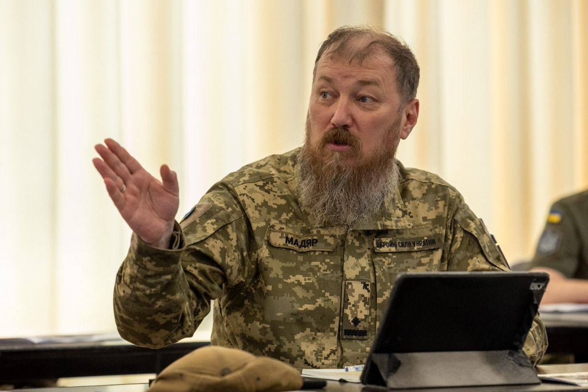 CinC_AFU's tweet image. Комплектування та підготовка екіпажів, масштабування та набуття спроможностей підрозділів – такі задачі поставлені мною за підсумками чергової наради з питань розвитку безпілотних систем. facebook.com/share/p/1C49NX…