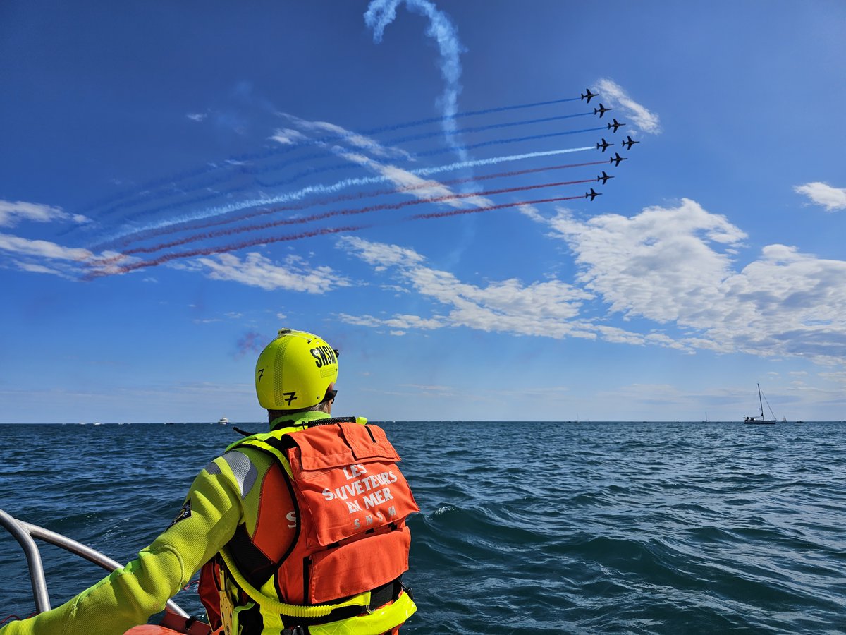 SauveteursenMer's tweet image. Les #SauveteursenMer #SNSM vous souhaitent un excellent #14Juillet 🎉 Prenez soin de vous 🧡
Attention ⚠️ Fusée de détresse lancée = déclenchement des secours, même le 14 juillet ⚠️ N'utilisez pas des fusées de détresse pour faire un feu d'artifice ⚠️
Photo 📸 Benoit Payan