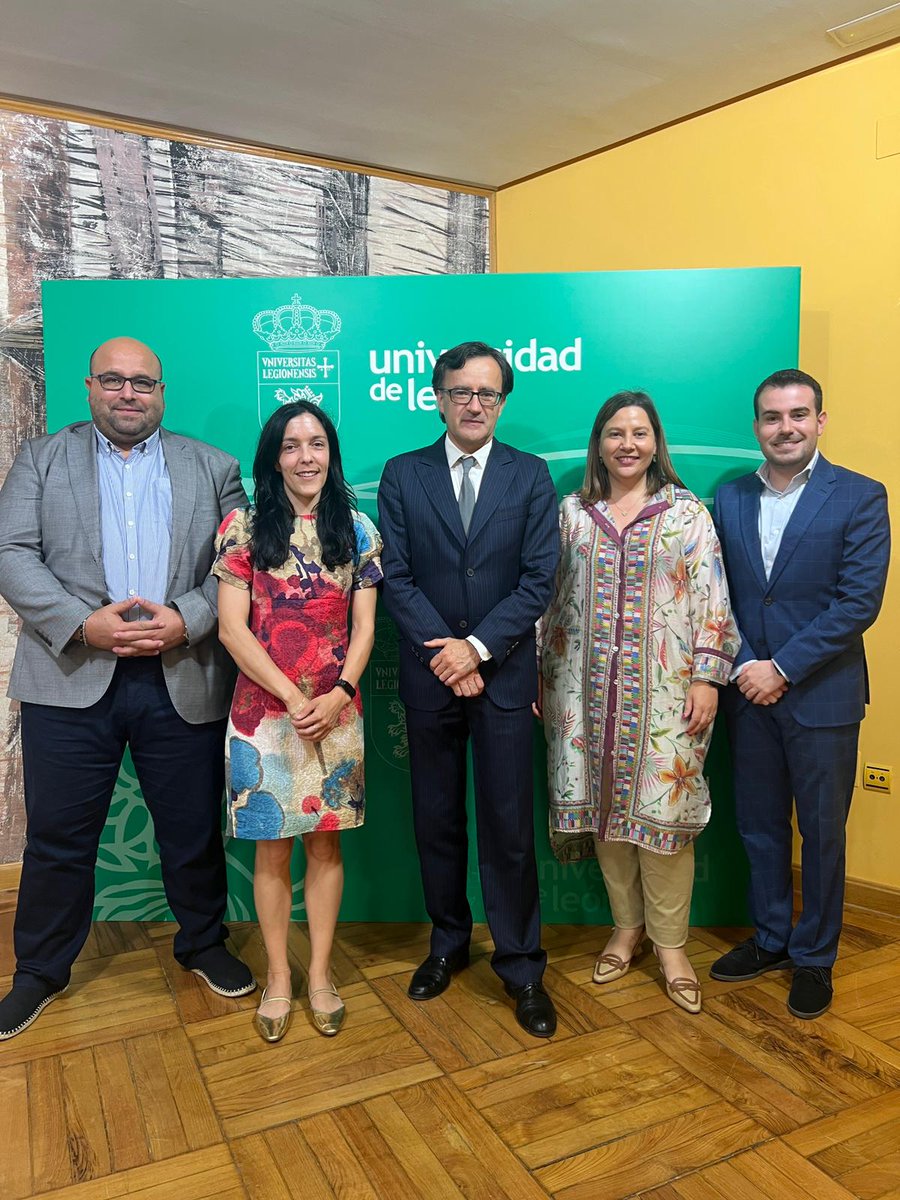 José Julio Fernández (@jojufe1) on Twitter photo Curso en <a href="/unileon/">Universidad de León</a> <a href="/CatedraCiberULE/">Cátedra Ciberseguridad</a> sobre la manipulación informativa, lo dirijo con <a href="/TamaraAlvarezR1/">Tamara Alvarez Robles</a>, en la foto salen ponentes como <a href="/AdrianaSurezCo1/">Adriana Suárez Corona</a>, <a href="/varelaanxo_/">Anxo Varela</a> y Daniel Sansó Curso en <a href="/unileon/">Universidad de León</a> <a href="/CatedraCiberULE/">Cátedra Ciberseguridad</a> sobre la manipulación informativa, lo dirijo con <a href="/TamaraAlvarezR1/">Tamara Alvarez Robles</a>, en la foto salen ponentes como <a href="/AdrianaSurezCo1/">Adriana Suárez Corona</a>, <a href="/varelaanxo_/">Anxo Varela</a> y Daniel Sansó