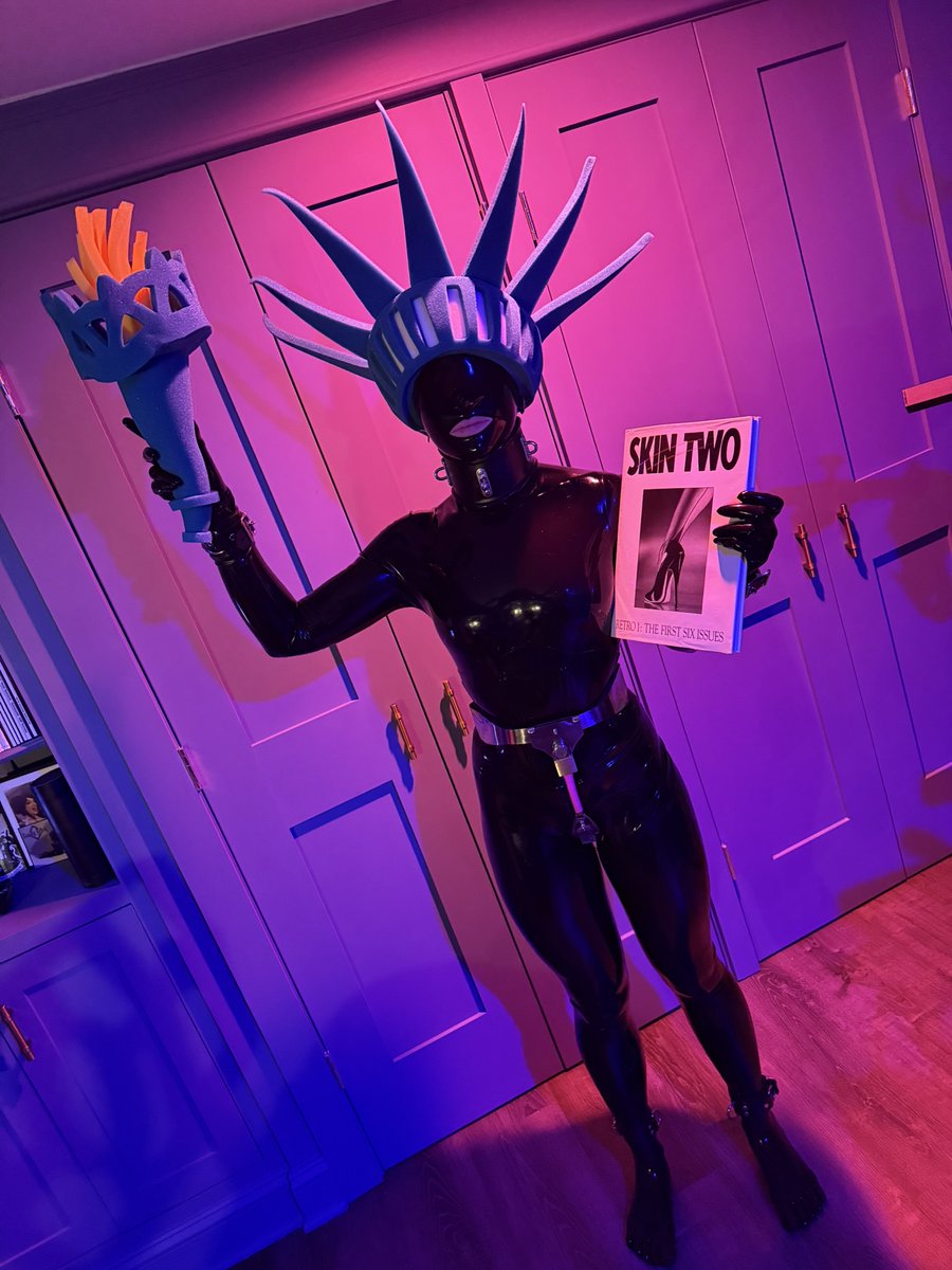 it's a metaphor, fool

wearing <a href="/FancysteelCB/">Fancy Steel</a> and <a href="/LibidexLtd/">libidexltd</a> 
holding <a href="/SkinTwo/">Skin Two</a> 

#fourth #liberty #chastity #ladyliberty #latex #latexfashion #collar #reading #skin