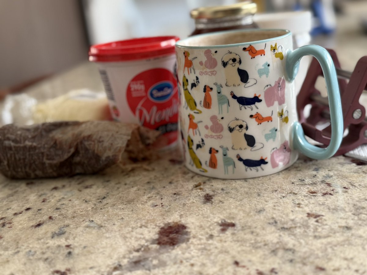 Ke? Uds no tienen una taza con perritos?