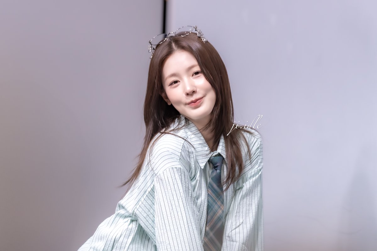 ji_idle's tweet image. 250706 ๊ฐ๋งํ ์๋ ๋ฏธ์ฐ
#๋ฏธ์ฐ #MIYEON #์์ด๋ค #IDLE