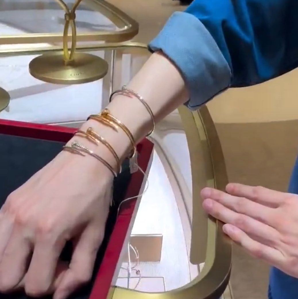 ถ้าพระแม่ให้แฟนแบบอู๋กับหนูไม่ได้ อย่างน้อยก็ควรให้คาร์เทียทั้งแผงที่อู๋ใส่กับหนูนะคะ 😫🙏🏻