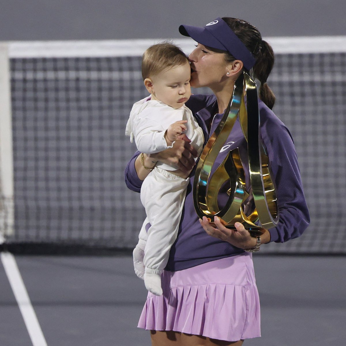TheTennisLetter's tweet photo. Belinda Bencic will be back in the top 20 when the new rankings come out. 

After taking time off to give birth to her daughter, she started the year ranked #489. 

A comeback from the heart. 

🇨🇭❤️ https://t.co/9rReSRlCuv
