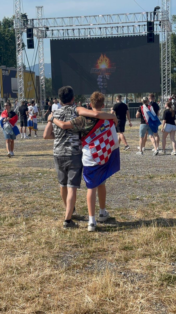 Vidim, gdje god krenem prašina se digne,
Uvijek neki glasnik prije mene stigne!
❤️🤍💙