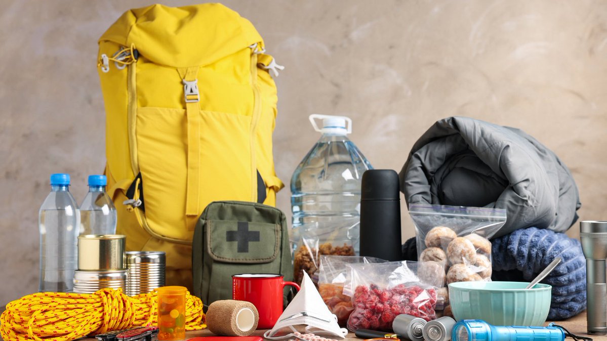 UTAustinSEM's tweet image. 🚗 Hitting the road? Pack an emergency kit:
✔ Jumper cables
✔ Flashlight
✔ Phone charger
✔ Water/snacks
✔ Thermal blanket
✔ First aid kit
Breakdowns happen—be ready before they do.
#LonghornReady #StaySafe