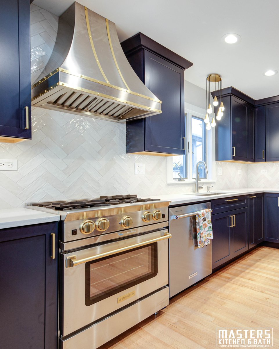 Masters_K_Bath's tweet image. Good #ventilation isn’t just about performance—it’s also a key design element. Range #hoods come in countless styles, from custom wood surrounds to minimalist metal finishes.  We’ll help you choose one that’s both functional and a focal point. masterskitchenbath.com  #kitchen