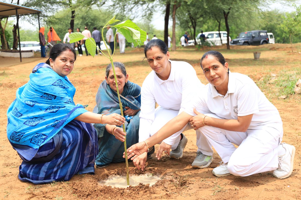 CISFTraining's tweet photo. 🌱 Greening the Future! 🌿
MPRTC Behror, in collaboration with Kadamb Development & Research Foundation, successfully conducted a Tree Plantation Drive.
Together, we planted seeds of hope, sustainability, and a cleaner tomorrow. 🌳
#TreePlantation #MPRTCBehror @CISFHQrs https://t.co/VUtLeoHhWb