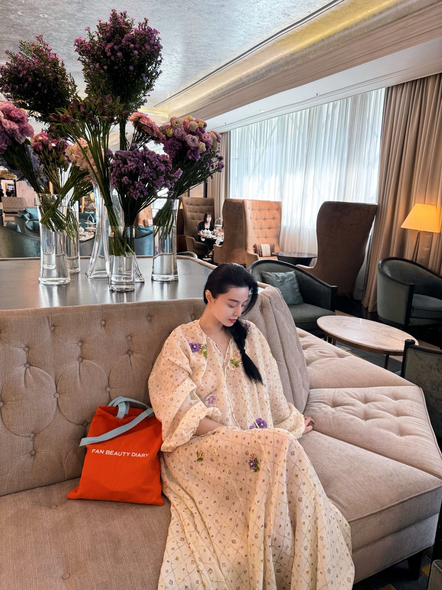 realBingbingFan's tweet photo. A little high tea break ☕️😊

#RitzCarltonKL #PuttinOnTheRitz https://t.co/uBTH9XQy8V