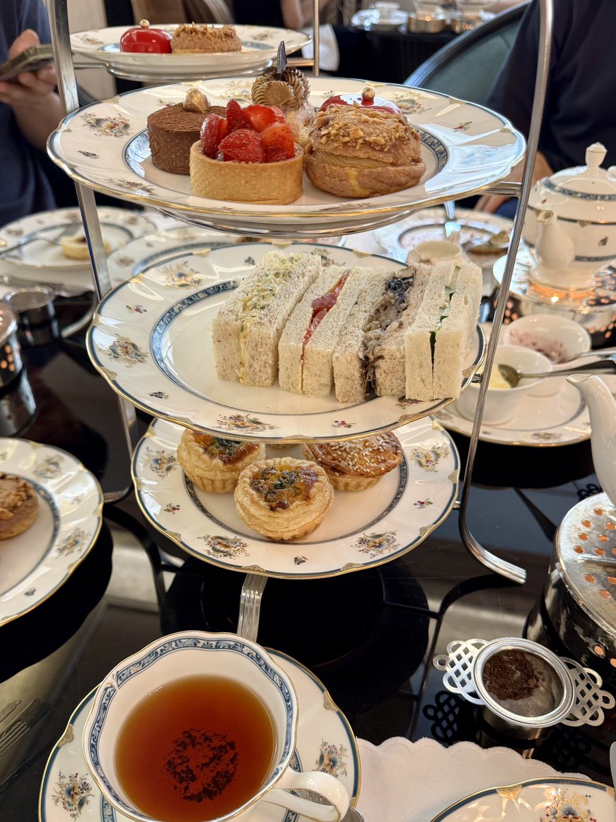 realBingbingFan's tweet photo. A little high tea break ☕️😊

#RitzCarltonKL #PuttinOnTheRitz https://t.co/uBTH9XQy8V