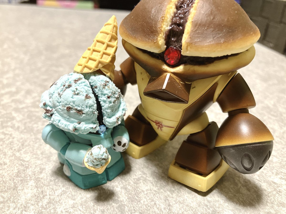 スーパーカップ夜中に丸々一個食べたので明日のお腹ダメそうです。
ただ、ミントの効果なのかいい感じに身体に冷感が😆

トロピカルミックスもギリギリ売ってたー！
これ美味しいの😋

洋菓子に厳しいどら焼きッガイですが、同じ種族なので仲良し💕