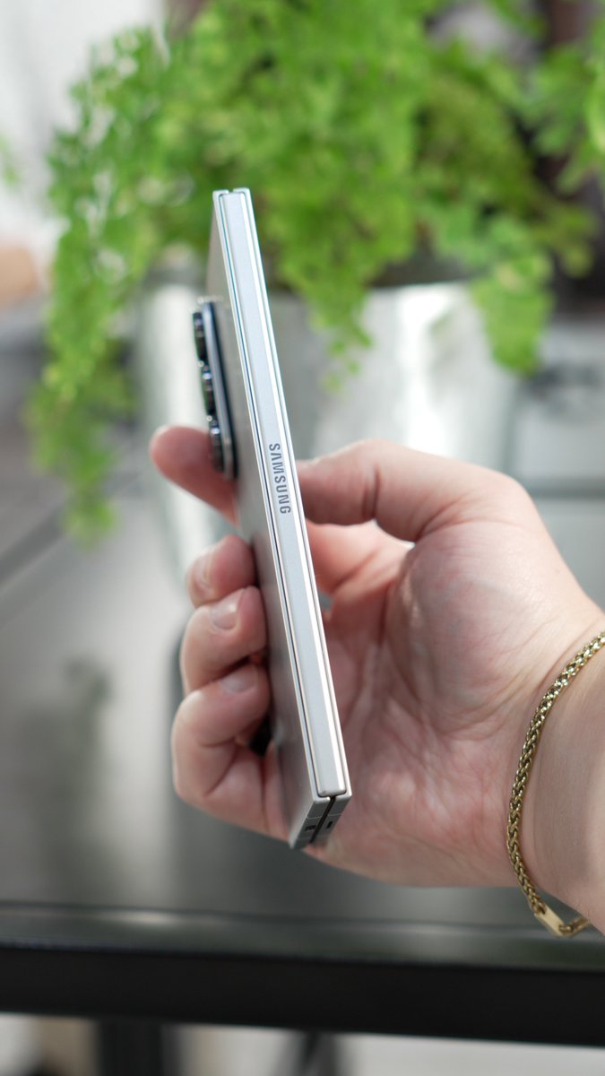 imparkerburton's tweet image. Samsung just launched the thinnest phone I've ever held! If you plan on pre-ordering it, this link directly support me, so I'd highly appreciate it!
howl.link/n6jvmj8mkxk6c