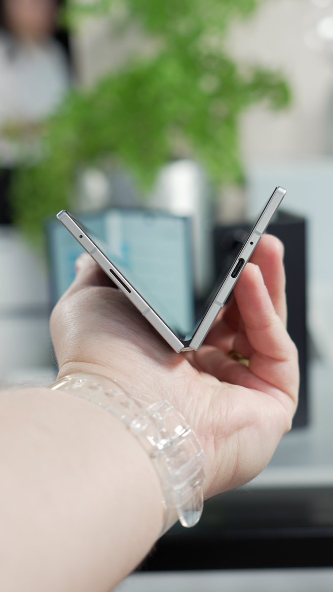 imparkerburton's tweet image. Samsung just launched the thinnest phone I've ever held! If you plan on pre-ordering it, this link directly support me, so I'd highly appreciate it!
howl.link/n6jvmj8mkxk6c