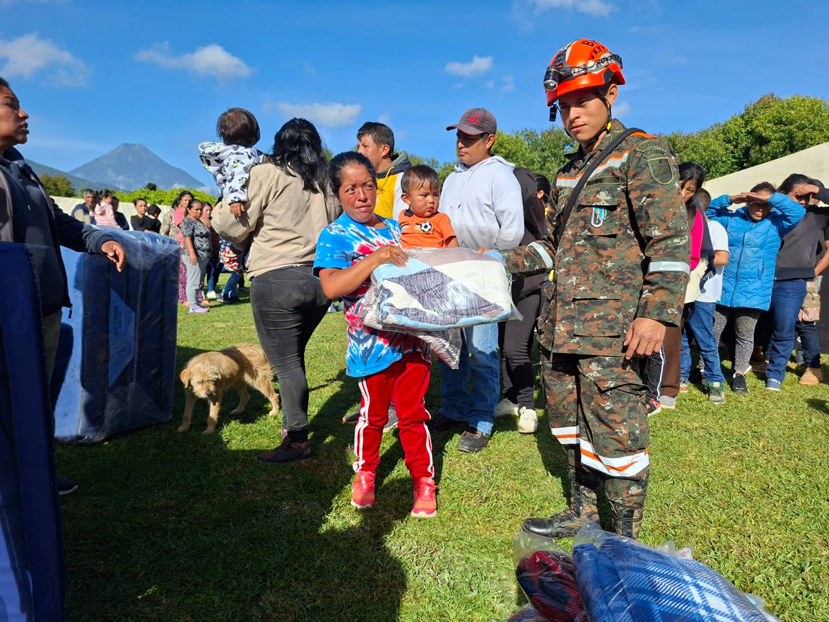 #SismoGT Personal de las instituciones que integran el Sistema CONRED realizan entrega de ayuda humanitaria a personas albergadas en el estadio comunal de aldea Santo Tomás Milpas Altas, Sacatepéquez.

Fotografías: Sistema CONRED.
