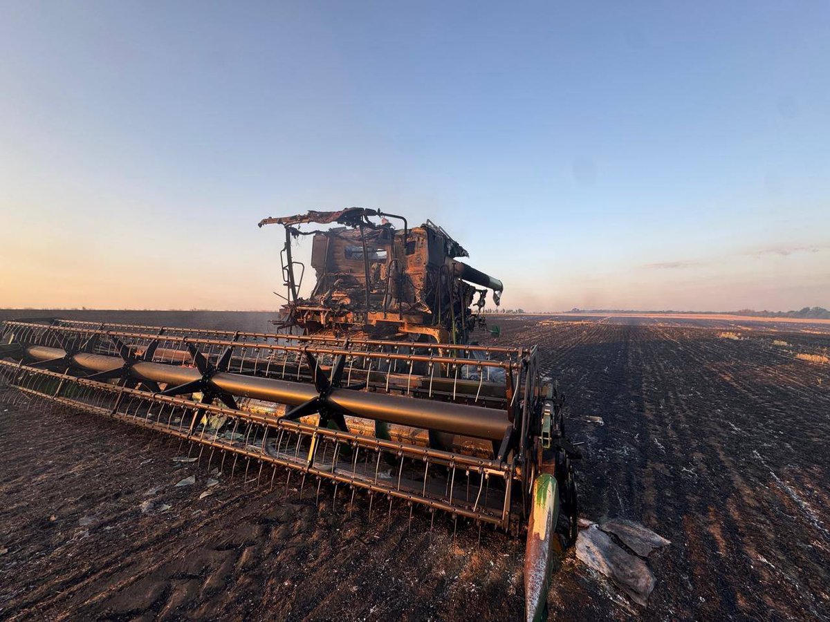 🔴 On 8 July, russia attacked a John Deere harvester with a kamikaze drone in Kharkiv region, Eastern Ukraine.

The machine and 50 hectares of ripe winter wheat burned.

Fortunately, no casualties have been reported.
#russiaUkraineWar