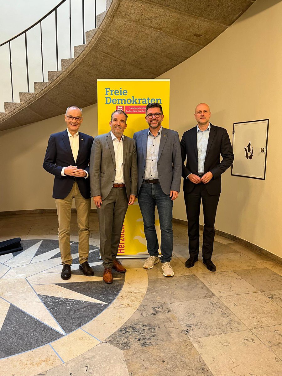 Unternehmer Baden-Württemberg (@unternehmerbw) on Twitter photo Stefan Küpper, Geschäftsführer Bildung, Arbeitsmarkt und Landespolitik, sowie Matthias Toepfer, Leiter Hochschulpolitik und Politischer Dialog, waren heute zum Austausch in der <a href="/fdplandtagbw/">FDP/DVP-Fraktion im Landtag von Baden-Württemberg</a>.
Vielen Dank für das interessante Gespräch und die spannenden Einblicke 🤝. Stefan Küpper, Geschäftsführer Bildung, Arbeitsmarkt und Landespolitik, sowie Matthias Toepfer, Leiter Hochschulpolitik und Politischer Dialog, waren heute zum Austausch in der <a href="/fdplandtagbw/">FDP/DVP-Fraktion im Landtag von Baden-Württemberg</a>.
Vielen Dank für das interessante Gespräch und die spannenden Einblicke 🤝.