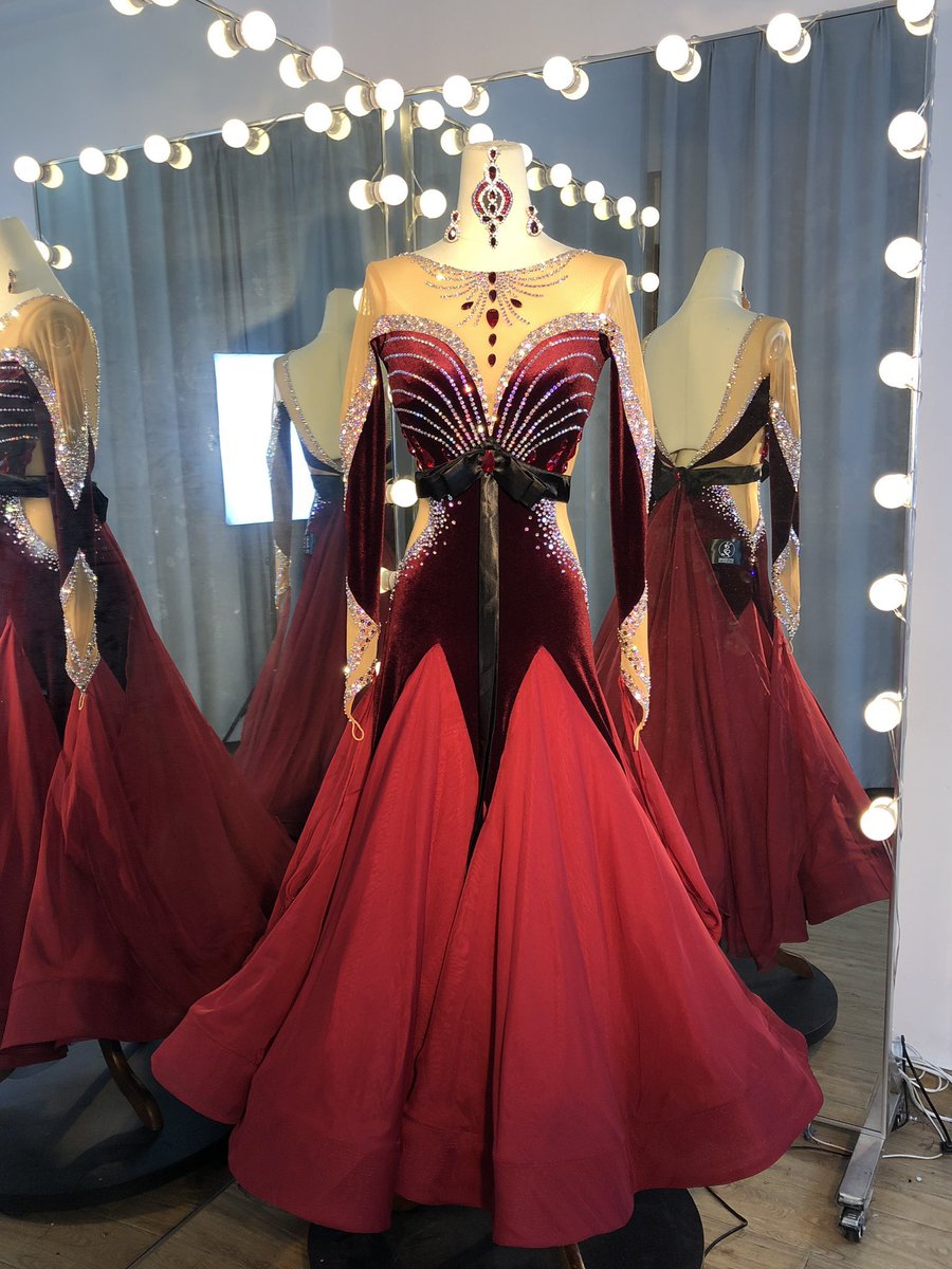dress_red_az's tweet photo. #ドレスレンタル　#スタンダード
ベロアのワインレッドドレス🍷✨

対象身長：150〜
着用者身長:150cm

タンニング❌
ボディファン❌
香水❌

・当ドレスはレンタルのみ承っております。
・レンタルご希望、その他詳細はご連絡お願い致します。
・ピアス、髪飾り使用は相談
・レンタル代8000〜 https://t.co/fYOfXIUR4S