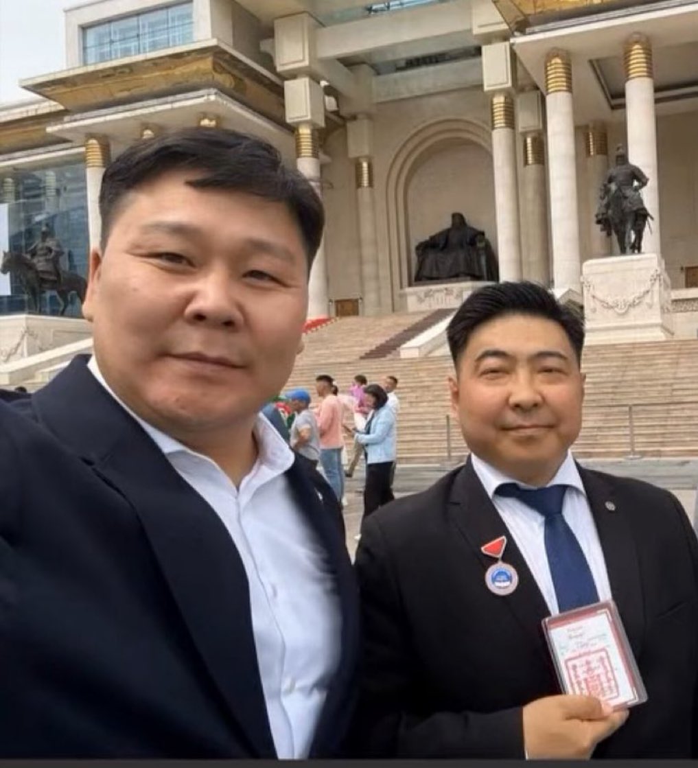 Хүчингийн хэргээр шийтгэгдсэн гар ордонд заларсаар л… 
МАНгаруудад ёс суртахуун гэж үгүй аж. 🤮🤮🤮