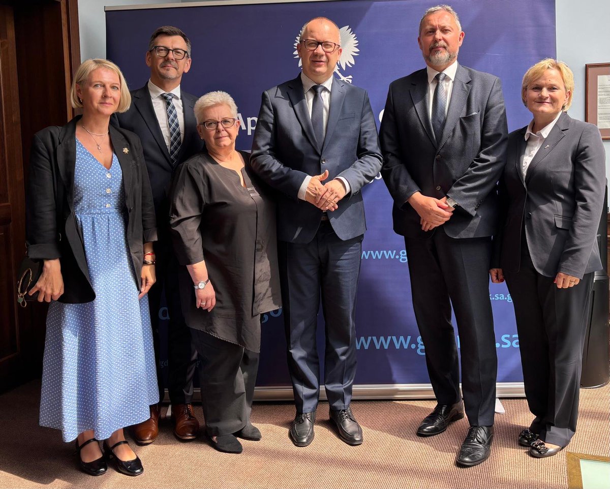 Marta Kożuchowska Warywoda (@warywoda) on Twitter photo Razem z MS <a href="/Adbodnar/">Adam Bodnar</a> na uroczystym powołaniu sędziego prof. UG dra hab. Sławomira Steinborna do pełnienia funkcji prezesa SA w Gdańsku. Cieszymy się, że sądy wracają pod kierownictwo kompetentnych sędziów. To efekt rozpoczętego 1,5 roku temu procesu odpolityczniania sądów. Razem z MS <a href="/Adbodnar/">Adam Bodnar</a> na uroczystym powołaniu sędziego prof. UG dra hab. Sławomira Steinborna do pełnienia funkcji prezesa SA w Gdańsku. Cieszymy się, że sądy wracają pod kierownictwo kompetentnych sędziów. To efekt rozpoczętego 1,5 roku temu procesu odpolityczniania sądów.
