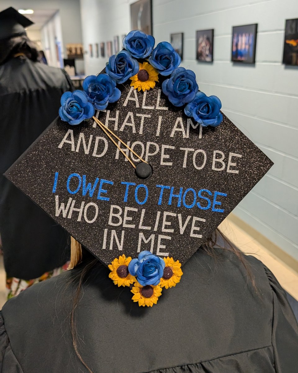 UBSSW's tweet image. A moment for our 2025 #UBSSW grads and their creative caps. 😎
We hope our newest alumni are enjoying the summer — and our current and incoming students are getting excited for fall at #UBuffalo. It’ll be here before we know it! ☀️
#UBClassOf2025 #UBTrueBlue