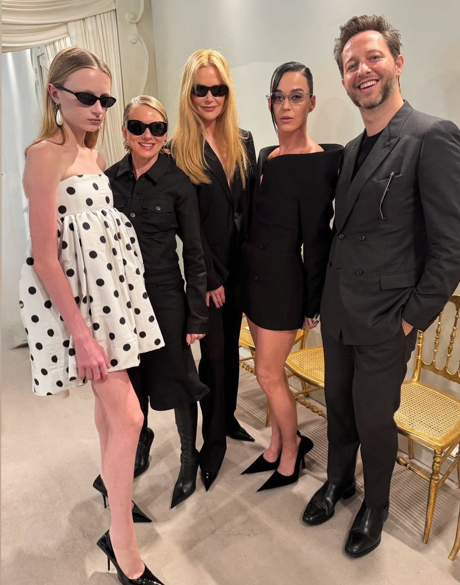nkidmanbr's tweet image. Nicole Kidman, Naomi Watts, Katy Perry, Kai Schreiberr no desfile da Balenciaga, coleção de Alta-Costura Outono/Inverno 2025/2026, na Semana de Moda de Paris, nesta quarta-feira (09). 🩶