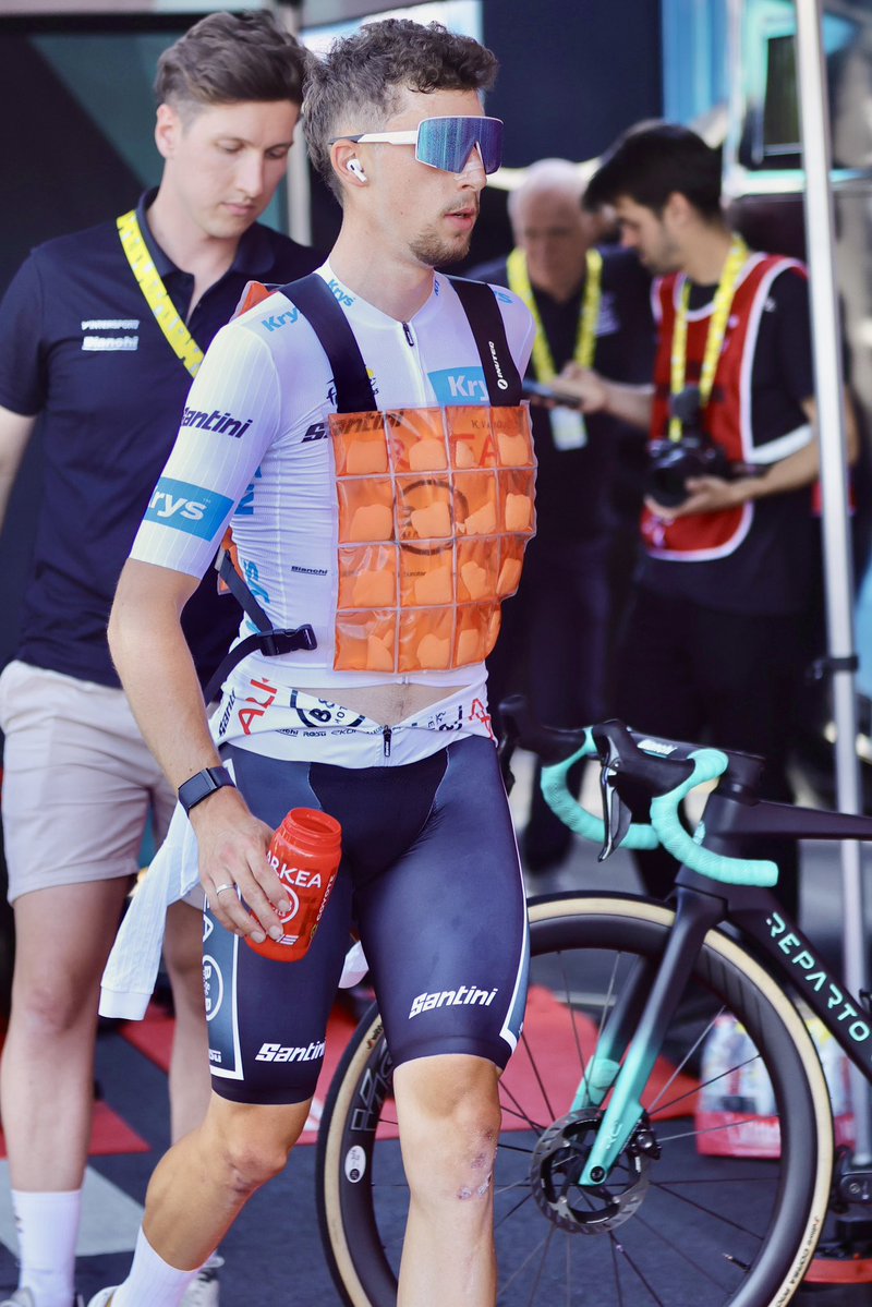 Objet de toute l’attention du public pendant son échauffement @kevinvauquelin vient de s’élancer à son tour dans la 5e étape de @letour, un chrono de 33km autour de Caen où le #maillotblanckrys ne tient plus qu’à un fil face au grandissime favori @remcoevenepoel