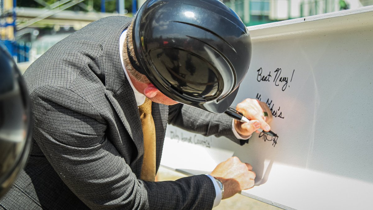 GoArmyWestPoint's tweet image. Forever etched ✍️
What a great milestone earlier this week as we held our topping off ceremony to celebrate!
The center beam was lowered into place at the Michie Stadium Preservation Project 👏👏👏