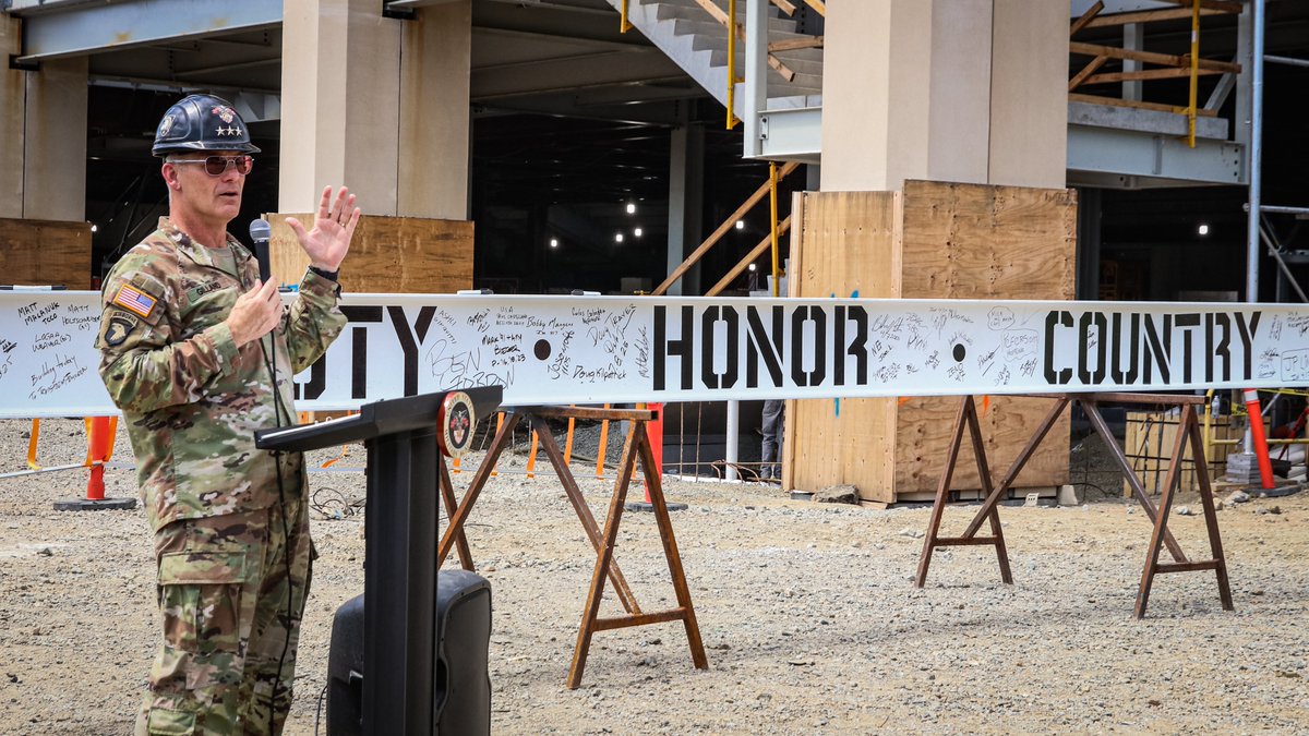 GoArmyWestPoint's tweet image. Forever etched ✍️
What a great milestone earlier this week as we held our topping off ceremony to celebrate!
The center beam was lowered into place at the Michie Stadium Preservation Project 👏👏👏