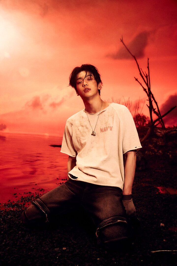 Jika kau bertemu aku begini
Berlumpur tubuh dan keringat membasah bumi
Di penjara, terkurung, terhukum
Hanya bertemankan sepi
Bisakah kau menghargai
Cintaku yang suci ini? -moa