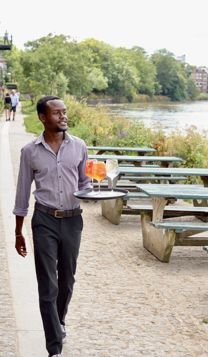 WhiteHartBarnes's tweet photo. Meet Sean – serving up sunshine and spritz by the riverside 🍹☀️ If you see him balancing trays like a pro, give him a wave (or an order 😉) 

#MeetTheTeam 
#SpritzSeason 
#RiversideVibes
#Barnes
#SW13
#Londonpub https://t.co/VaB6YacciY